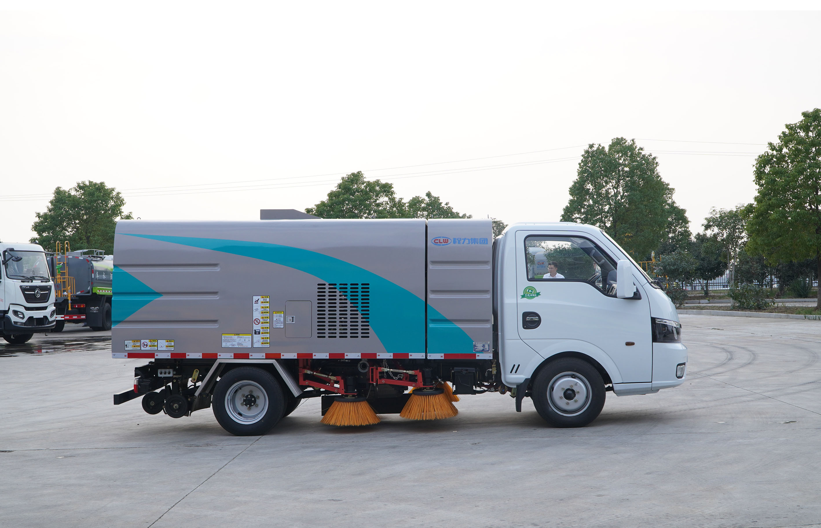 2.5方東風(fēng)途逸純電動高端掃路車圖片3