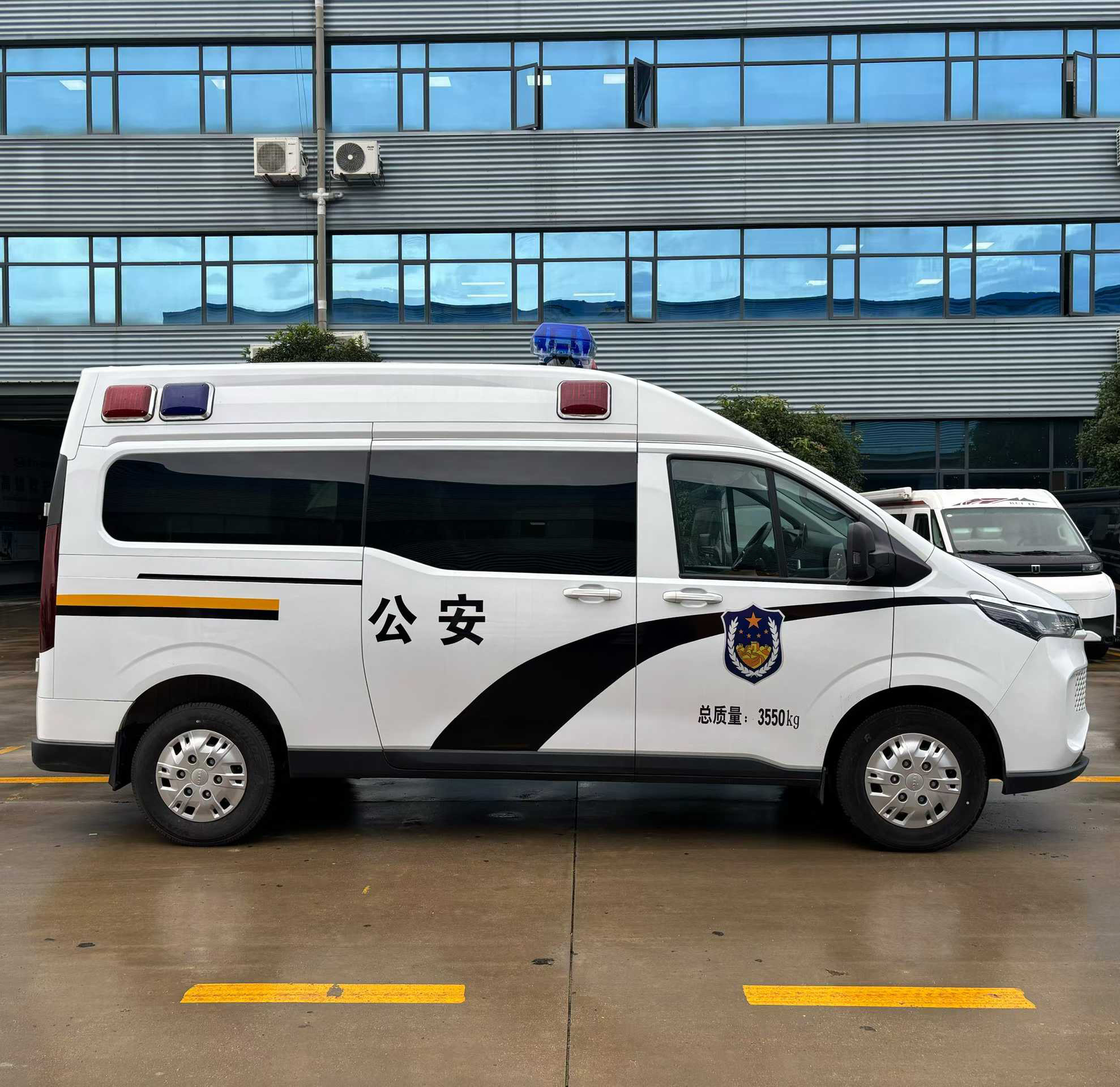 依維柯7-9人高端商務(wù)運(yùn)兵車(chē)